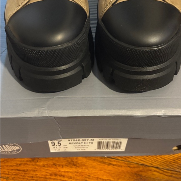 NEW IN BOX Palladium Shoes boots Women’s Revolt Hi Tops size 9.5 usa 1947 Olive - Picture 3 of 8